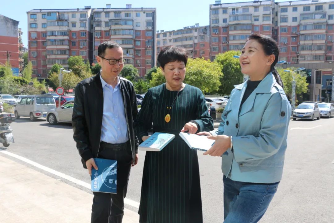 赠书手余香 温情暖人心 市文化馆到景德镇老年大学开展赠书活动