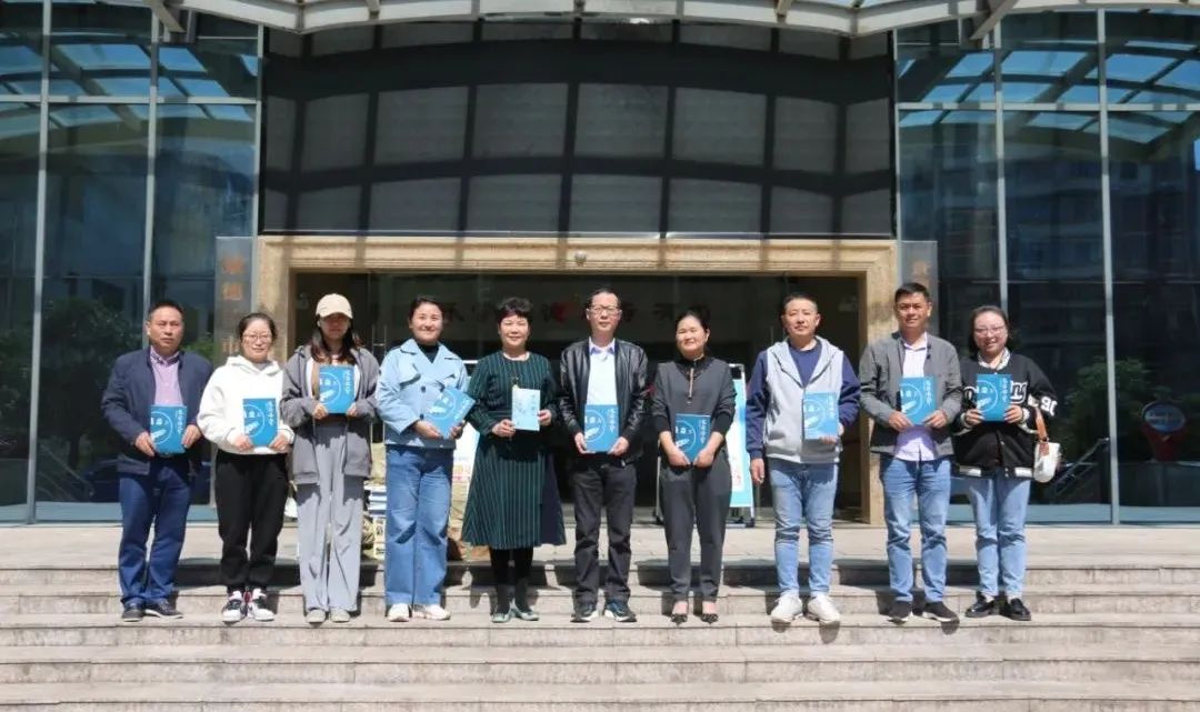 赠书手余香 温情暖人心 市文化馆到景德镇老年大学开展赠书活动