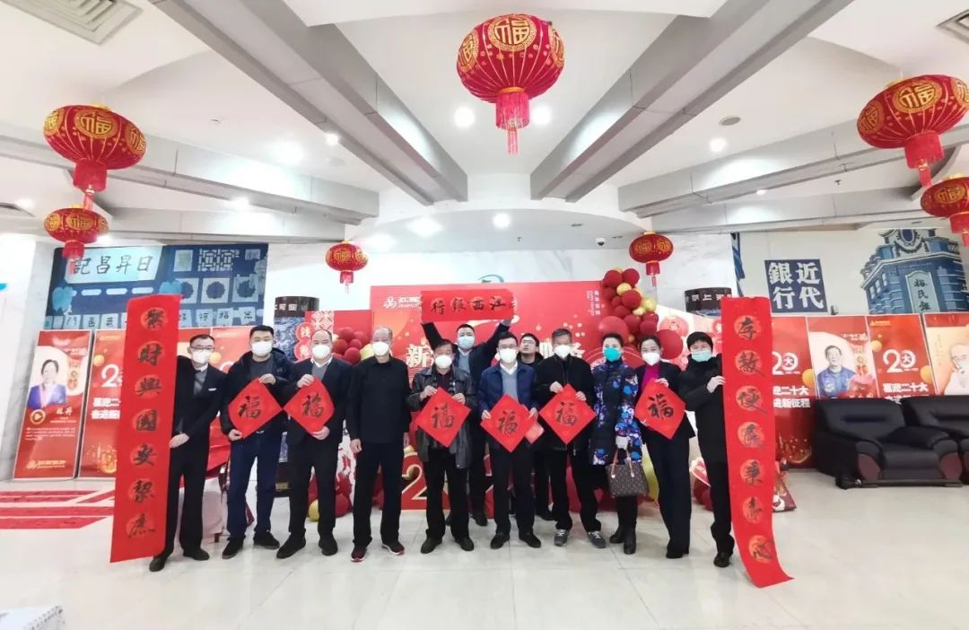 挥毫泼墨送春联 吉祥瑞兔迎新春——景德镇老年大学联合江西银行开展“迎新春 送春联”活动