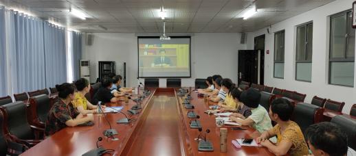 景德镇老年大学组织全体教职工收看“全国抗击新冠肺炎疫情表彰大会”