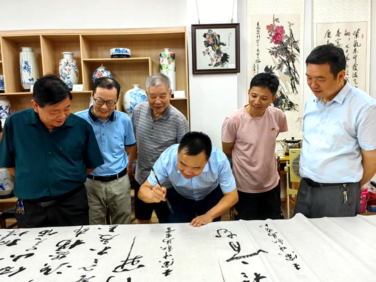 墨溢彩迎中秋 市人大常委会机关 景德镇老年大学联合举办迎中秋书画联谊活动