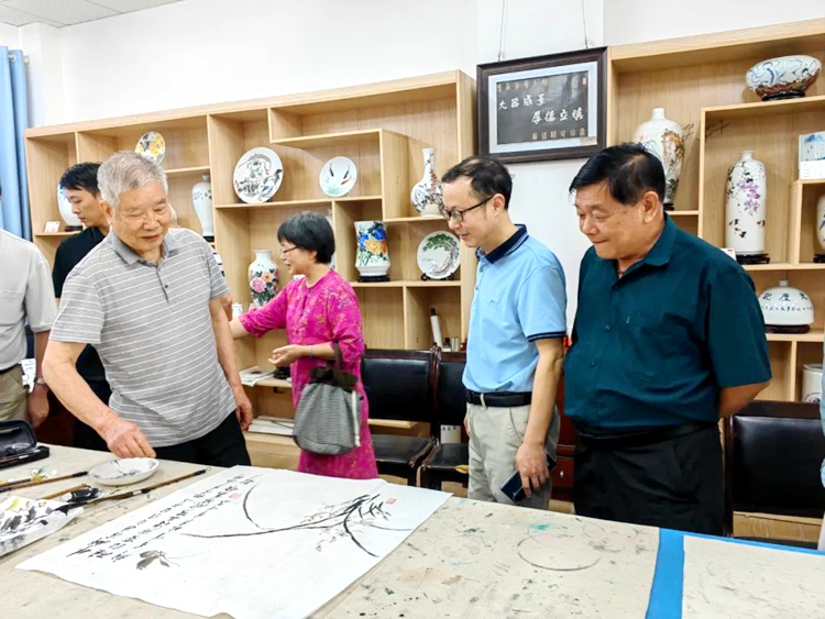墨溢彩迎中秋 市人大常委会机关 景德镇老年大学联合举办迎中秋书画联谊活动