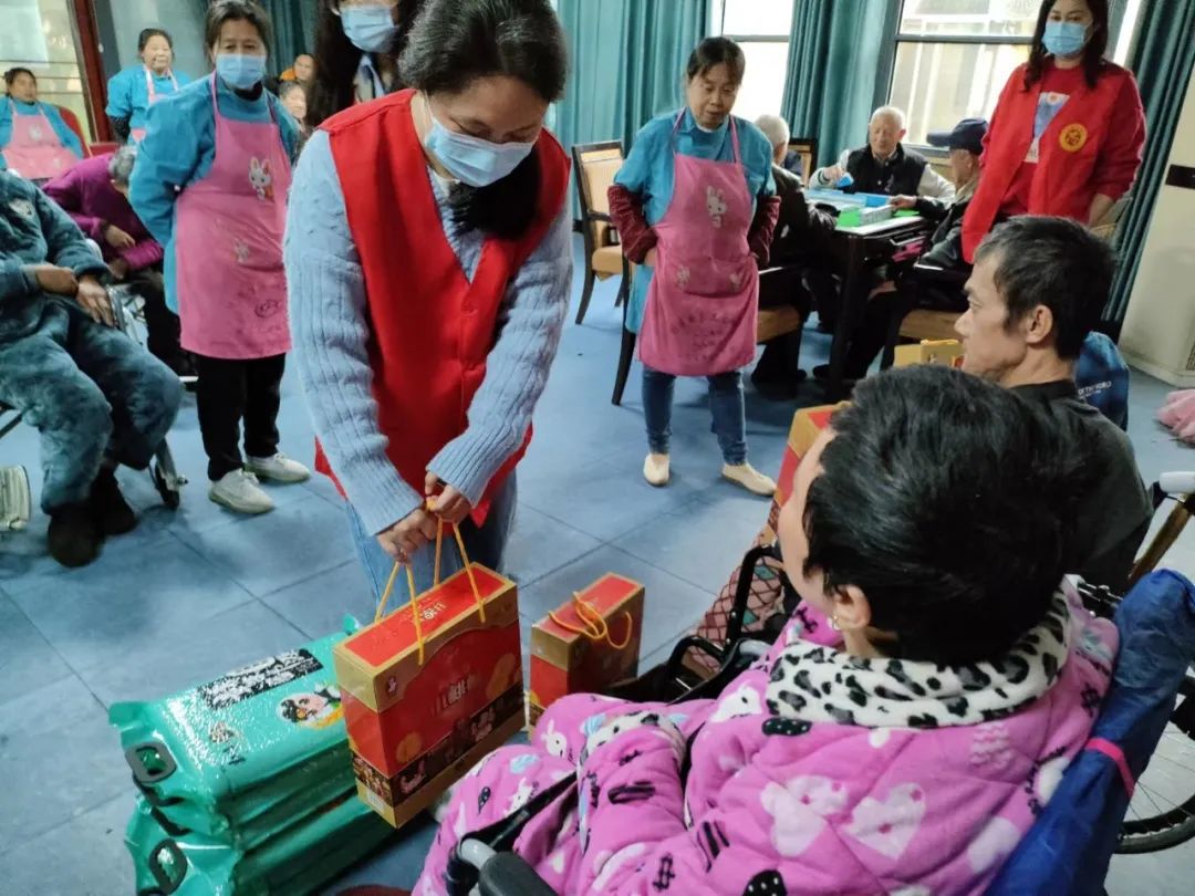 景德镇老年大学党支部开展“大爱助老”主题党日活动