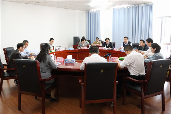 省委老干部局局长兼省委组织部副部长郭素芳一行来景德镇老年大学调研指导工作