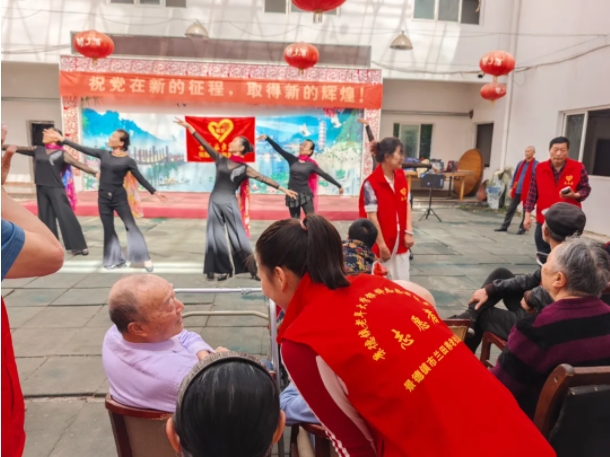 景德镇老年大学银龄志愿者服务团开展“迎五一 用爱点亮时光”志愿服务活动