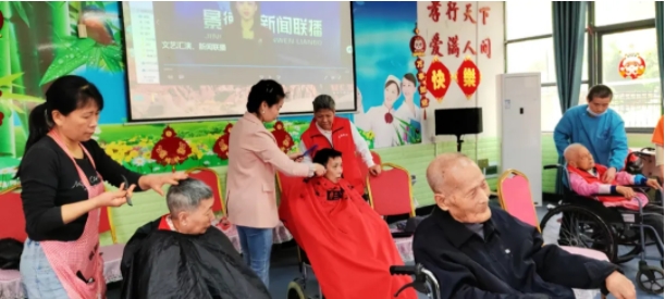 景德镇老年大学银龄志愿者服务团开展“迎五一 用爱点亮时光”志愿服务活动