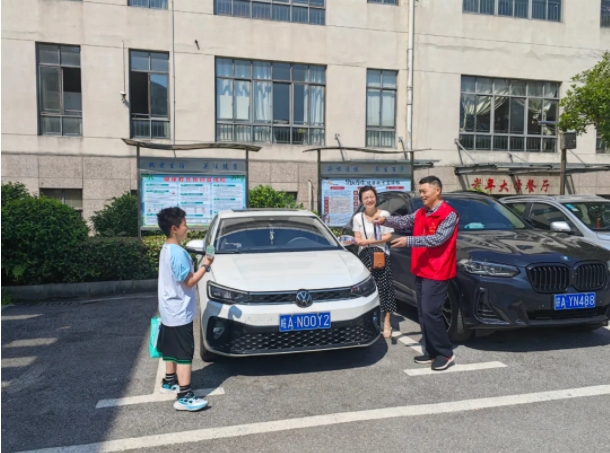 银发映瓷都 景德镇老年大学“窑火红”老党员志愿服务绘就五一暖心画卷
