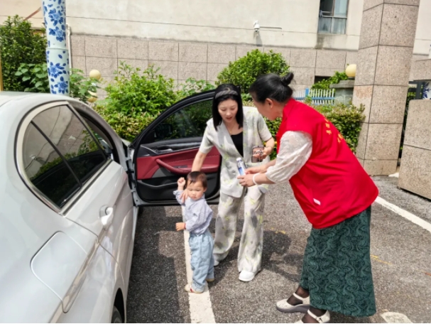 银发映瓷都 景德镇老年大学“窑火红”老党员志愿服务绘就五一暖心画卷