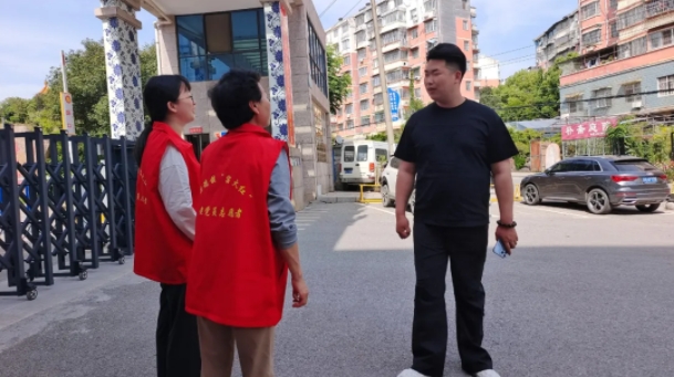 银发映瓷都 景德镇老年大学“窑火红”老党员志愿服务绘就五一暖心画卷