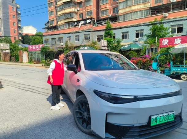 银发映瓷都 景德镇老年大学“窑火红”老党员志愿服务绘就五一暖心画卷