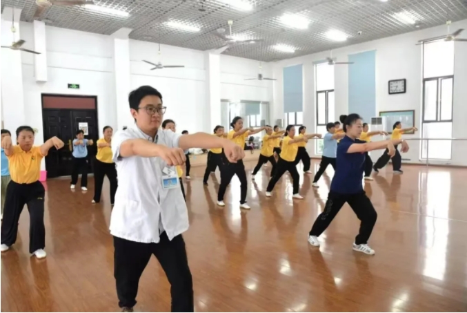 [第七届全国文明单位]共筑银龄健康梦文明之光映瓷都——景德镇老年大学携手市一院开展“瓷心助老”活动