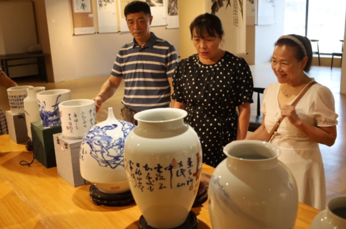 [第七届全国文明单位]景德镇老年大学参加第二届敬老爱老艺术展
