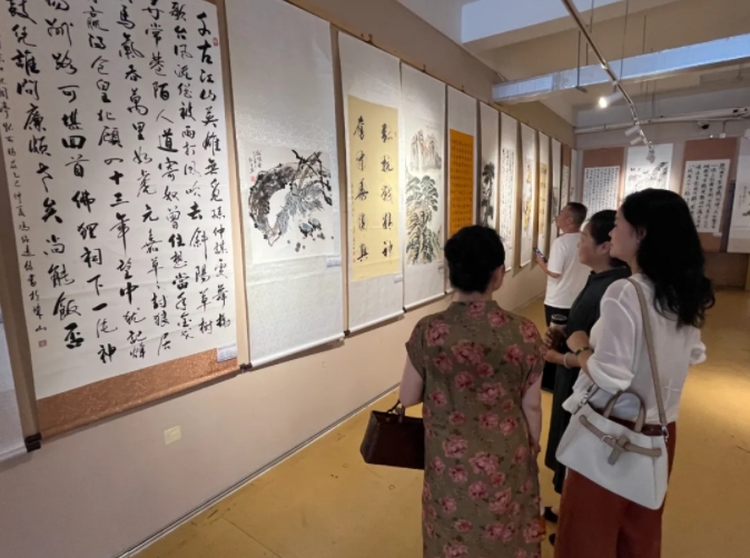[第七届全国文明单位]景德镇老年大学参加第二届敬老爱老艺术展