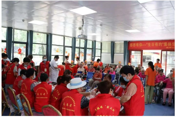 [第七届全国文明单位]景德镇老年大学银龄志愿者服务团开展双节慰问活动