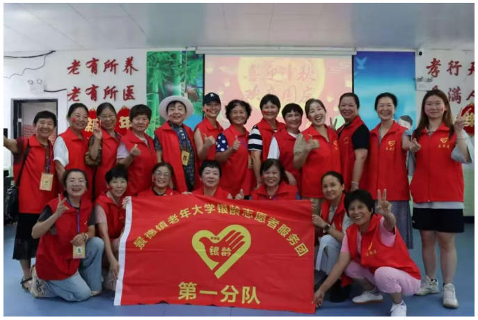 [第七届全国文明单位]景德镇老年大学银龄志愿者服务团开展双节慰问活动