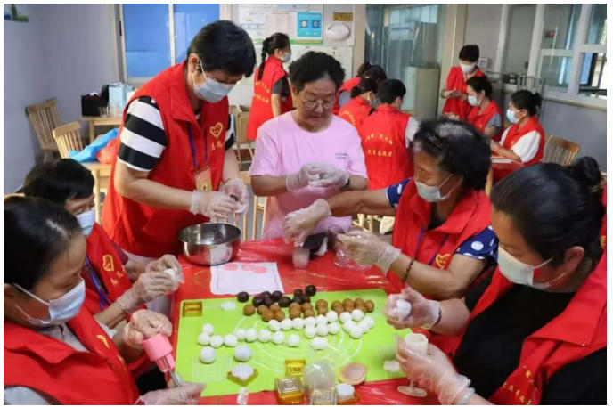 [第七届全国文明单位]景德镇老年大学银龄志愿者服务团开展双节慰问活动