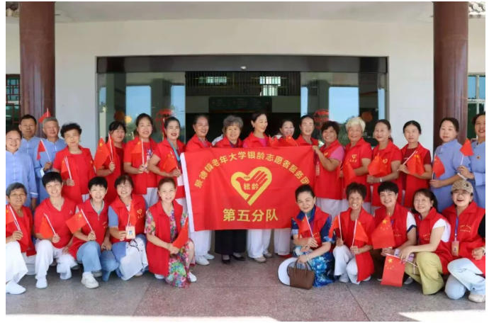 [第七届全国文明单位]景德镇老年大学银龄志愿者服务团开展双节慰问活动
