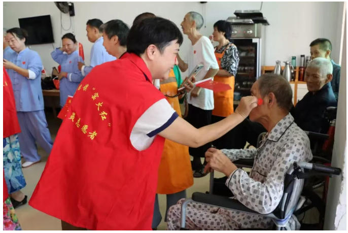 [第七届全国文明单位]景德镇老年大学银龄志愿者服务团开展双节慰问活动