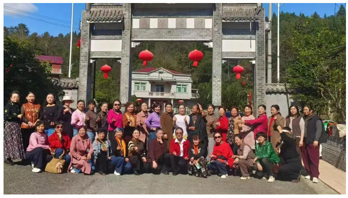 [第七届全国文明单位]银发舞姿点亮夜空！景德镇老年大学在“源港之秋”篝火晚会表演的节目获点赞