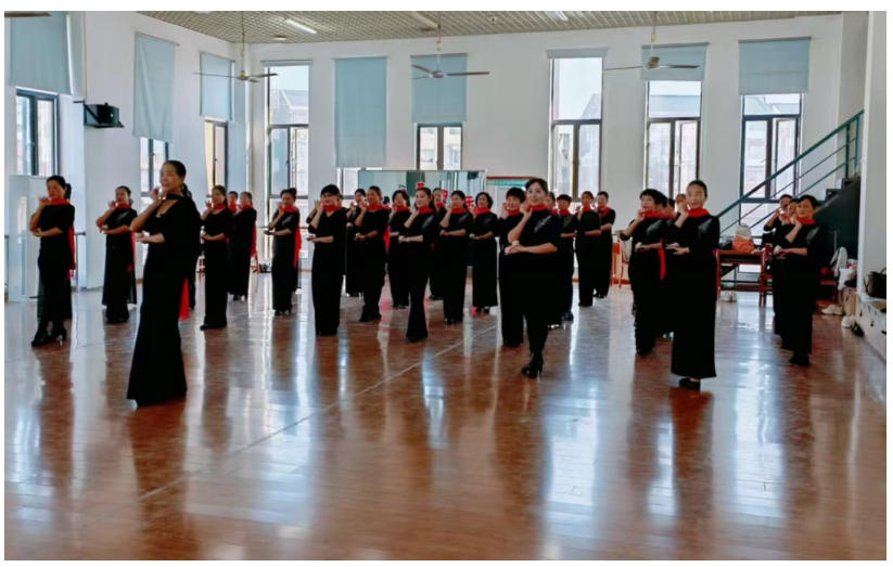 [第七届全国文明单位]银发模特绽放光彩！ 景德镇老年大学时装秀班搭建梦想舞台