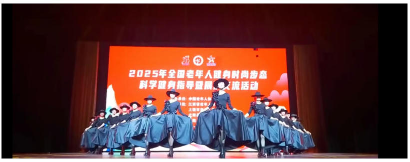 [第七届全国文明单位]银发模特绽放光彩！ 景德镇老年大学时装秀班搭建梦想舞台
