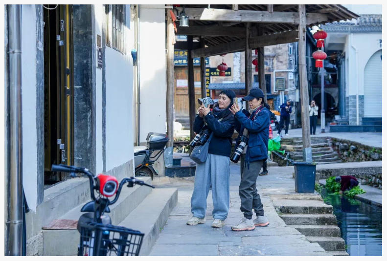 [第七届全国文明单位]古村藏雅韵 红枫引客来 景德镇老年大学采风活动走进婺源